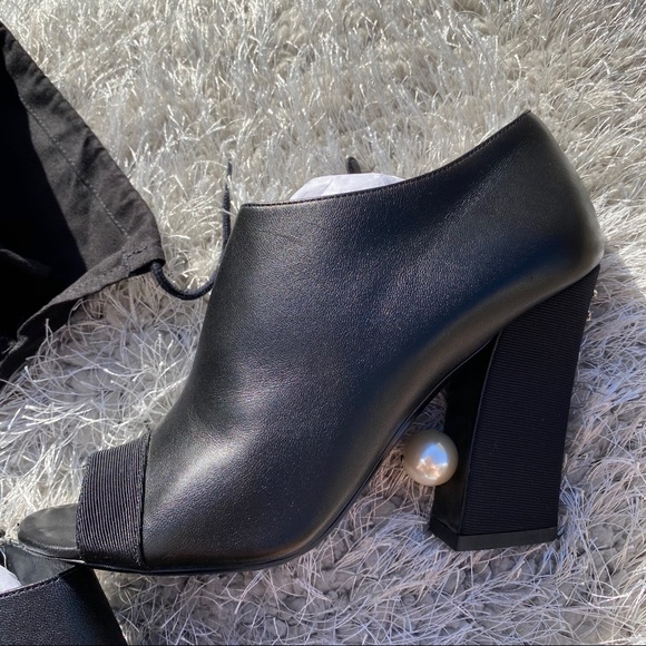 CHANEL OPEN TOE HEELS WITH PEARLS - Picture 3 of 12